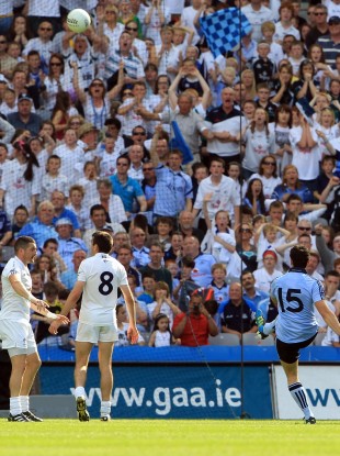 Bernard Brogan of Dublin kicks the winning point.