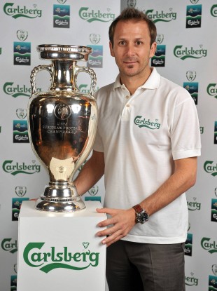 Mendieta alongside the Euro 2012 trophy in Dublin yesterday.