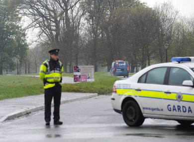 Gardaà closed off part of the North Road in the Phoenix Park as the Army Bomb Disposal team investigated